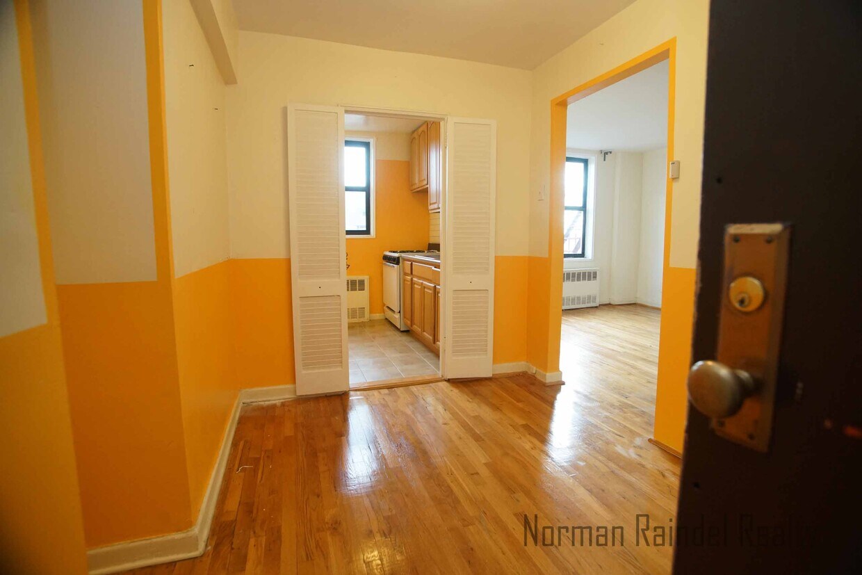 Primary Photo - 1370 51st St