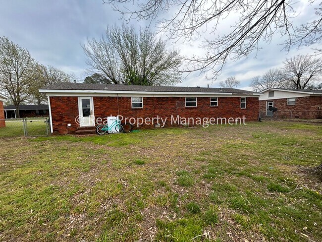 Building Photo - Southside of Fort Smith 3 bed 1 bath house...