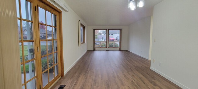 Foto del edificio - 1421 NE Hoffman Dr