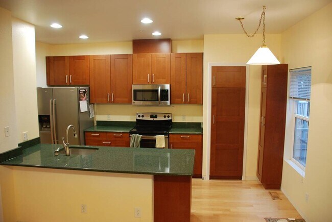 Building Photo - Charming 3-Bedroom Townhome with Office, B...