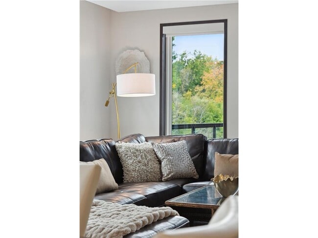 Building Photo - 253 Lake St E