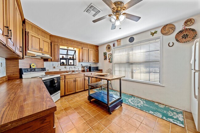 Foto del edificio - 659 Fern Valley Rd