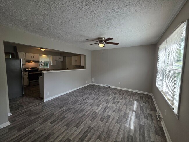 Foto del edificio - Spacious 4 Bed / 2.5 Bath Home with 2 Living Areas