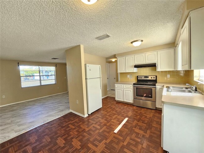 Foto del edificio - 6324 Lomand Ave