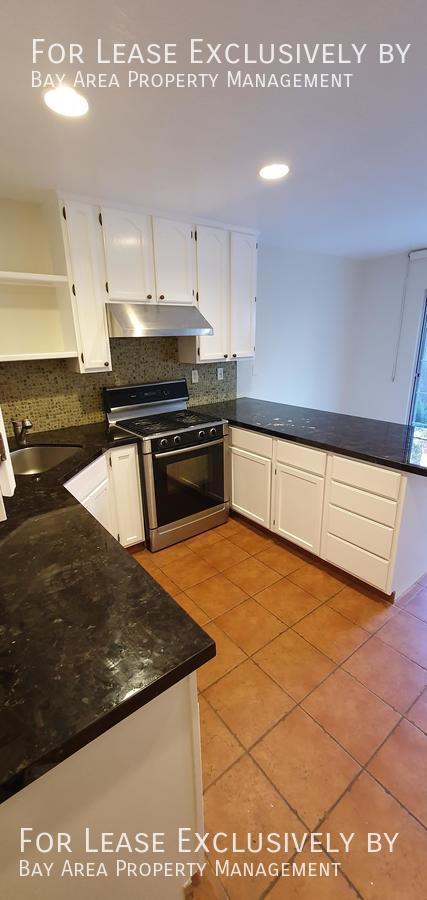 Building Photo - Lovely 3BR/2.5 BA in central location - pr...