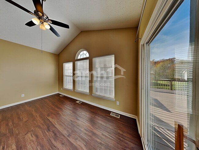 Foto del edificio - 285 Coyote Dr