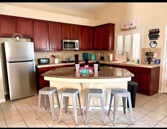 Foto del edificio - Super Great Deal on this fully furnished 4 BD 2 BA house with a Pool and Solar