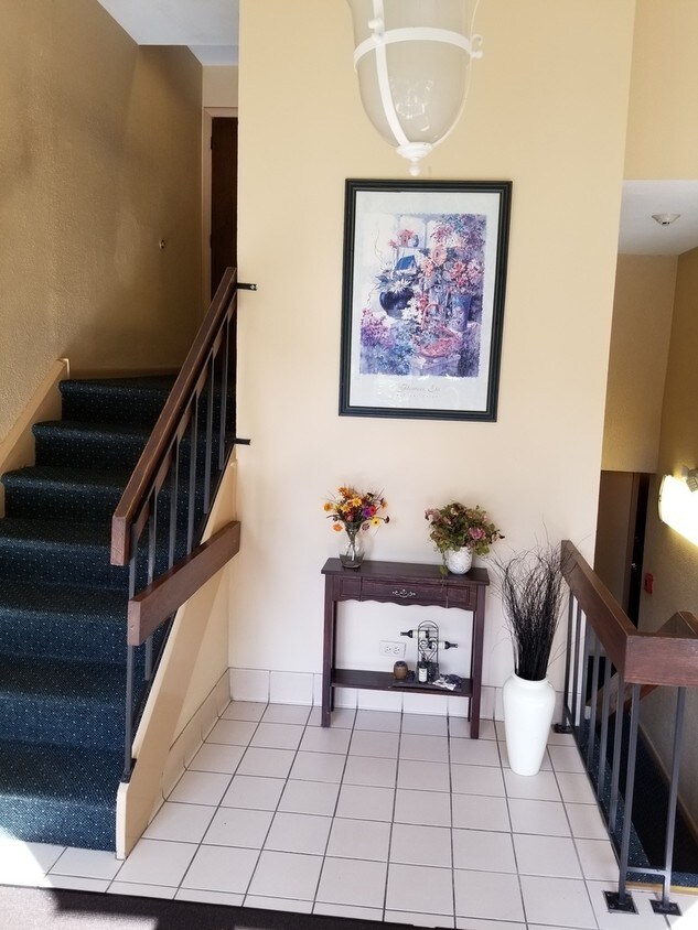 Primary Photo - 2214 Country Club Dr