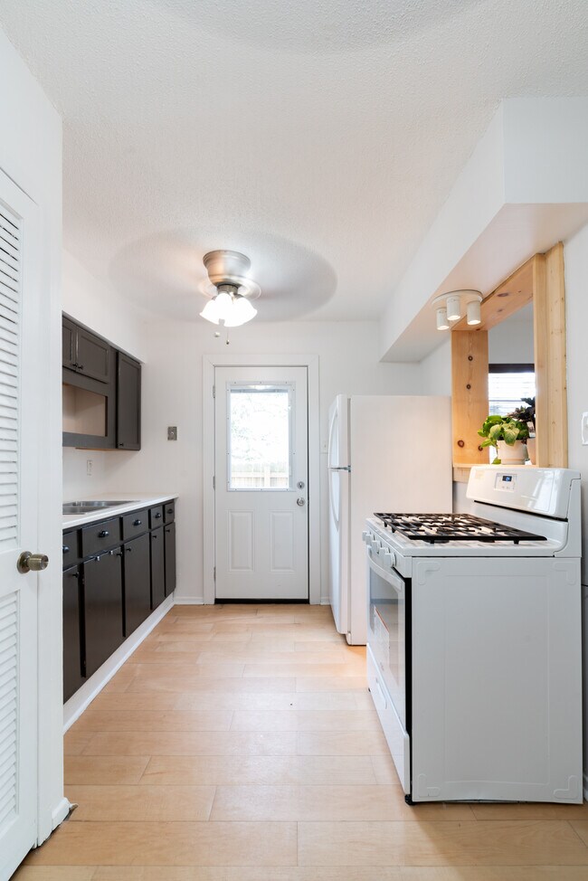 Kitchen - 1337 Vinton Ave