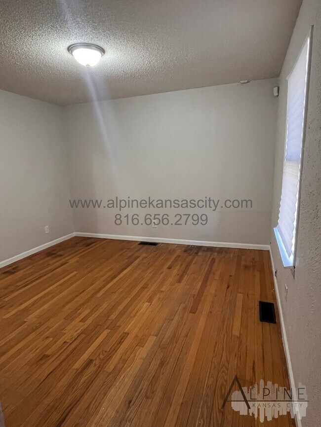 Building Photo - Spacious 4-5 Bedroom
