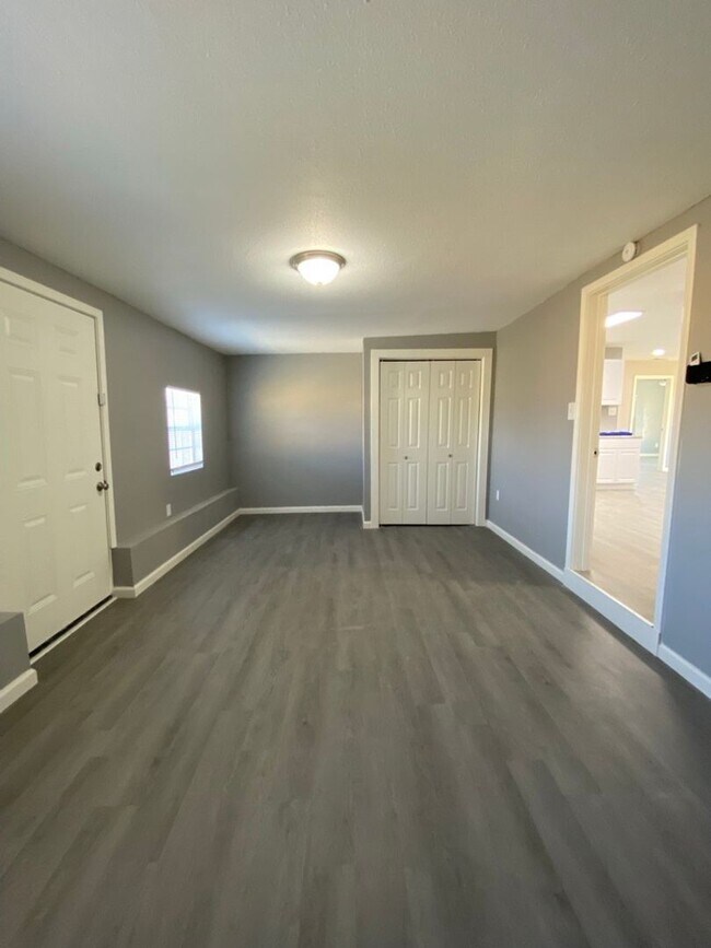 Foto del edificio - COMPLETELY REMODELED 3 bedroom/1 bath dupl...