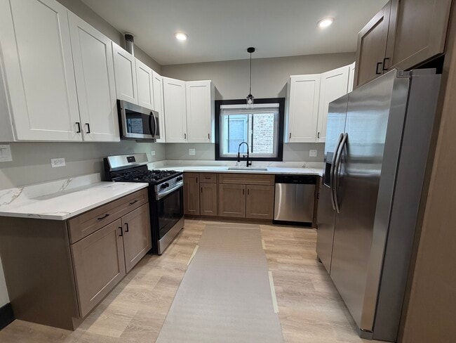 Foto del edificio - 5252 W Berteau Ave