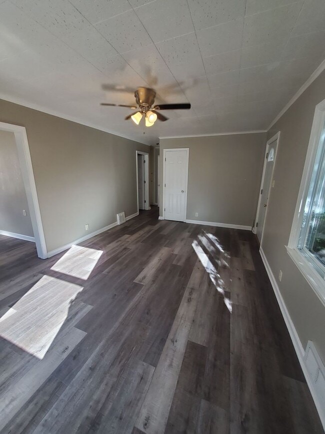 Building Photo - Single Family Home Available Now!