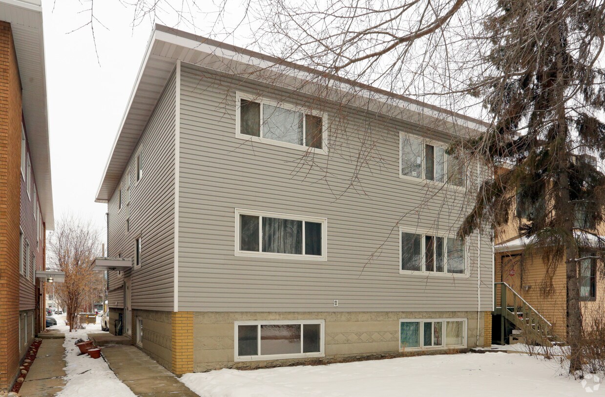 Primary Photo - Button Place