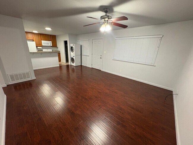 Building Photo - Charming 2 Bed 1 Bath Unit in Sacramento