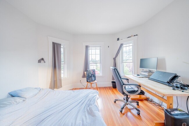 Building Photo - 37 Magoun St