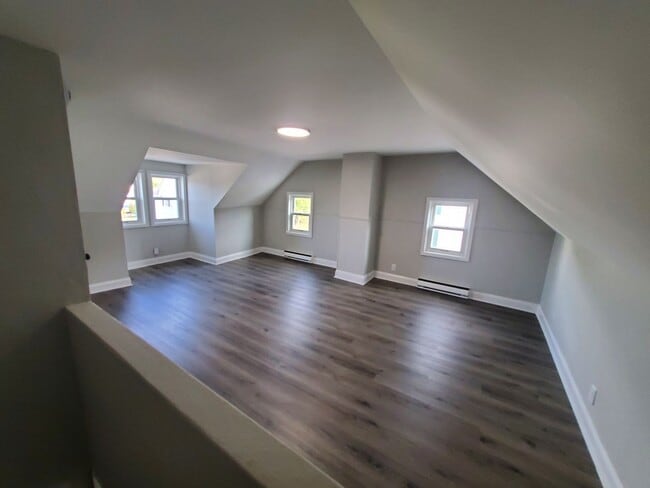 Building Photo - 550 S Benner Ave