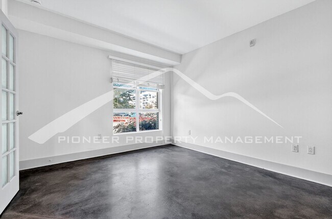 Foto del edificio - Stunning Condo with City Views and 2 Secured Parking Spaces Included in Price