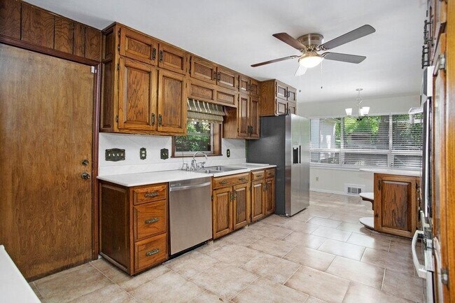 Building Photo - 2837 Hermosa Dr