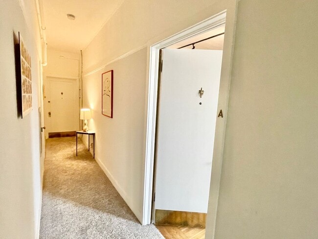 Building Photo - Spacious and Bright Lower Nob Hill Studio/1BA! Laundry! Shared yard!  PROGRESSIVE