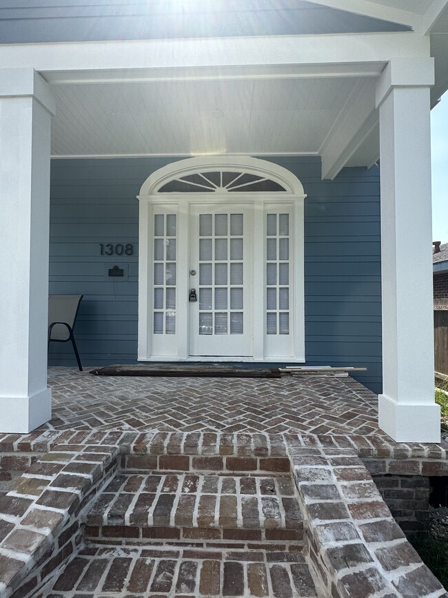 Building Photo - 1306 Helios Ave