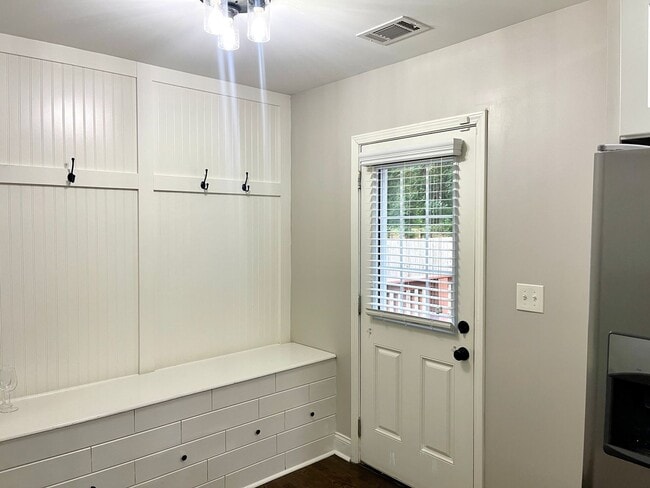 Foto del edificio - Welcome to this stunning 3-bedroom, 2-bath...