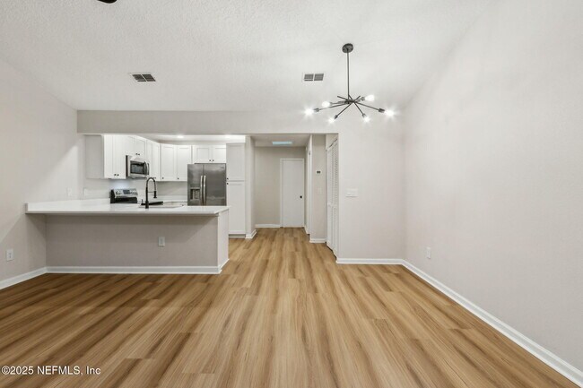 Foto del edificio - 3801 Crown Point Rd