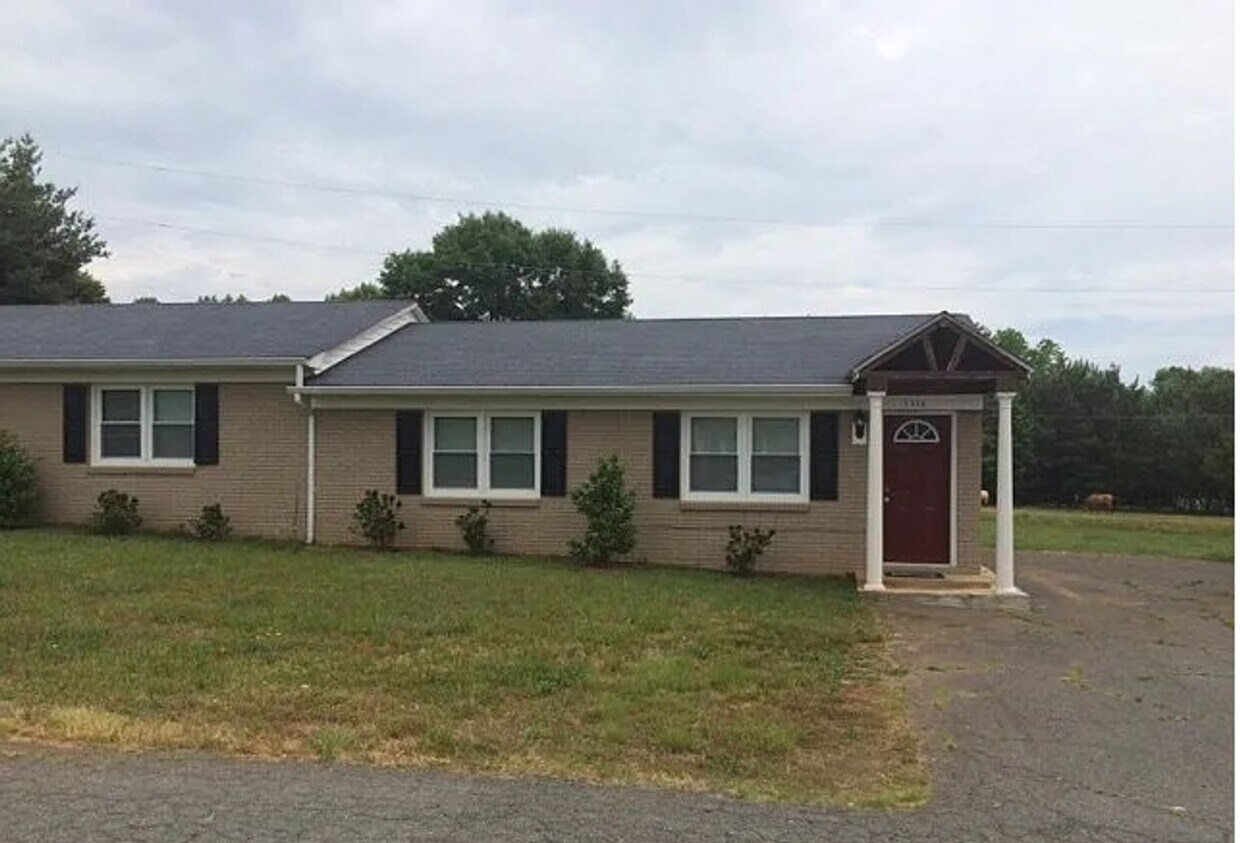 Primary Photo - This lovely 2 bedroom 1 bath duplex is loc...
