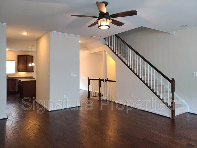 Building Photo - 316 Tree Line Dr