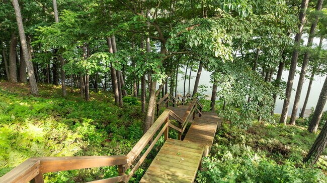 Foto del edificio - Serene Bella Vista Lakeside 4 bedroom