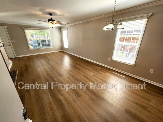 Building Photo - 303 Rexford Dr