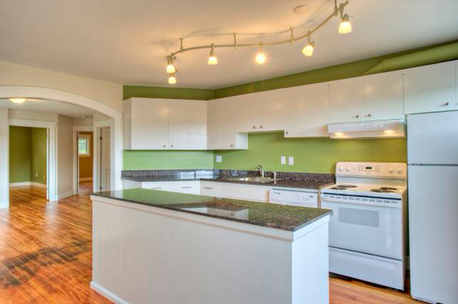 Foto del edificio - Bright & Charming 3bed/1bath Upper Duplex ...