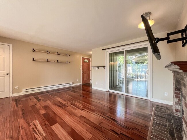 Building Photo - 2Bd/1.75Ba Seattle Condo