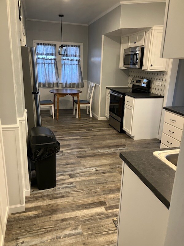 Eat in kitchen - 421 E High St