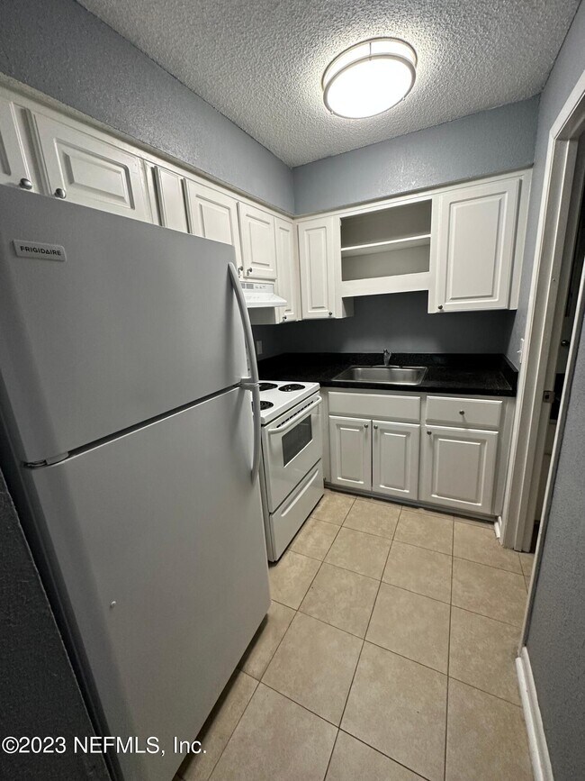 8276 San Jose Manor Dr E Unit 8, Jacksonville, FL 32217 Room for Rent