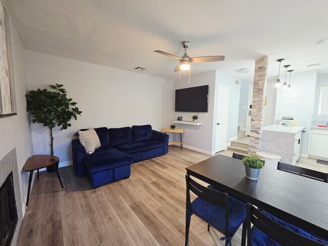 Foto del edificio - Fully Furnished 2-Bedroom Townhouse Near the Strip, UNLV & Airport