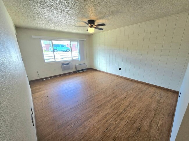 Building Photo - 706 2nd St