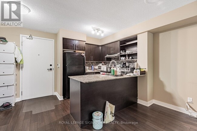 Building Photo - 120-120 Dallimore Cir