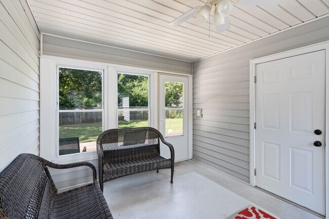 Building Photo - 3 Bed/2 Bath Home Available in April!