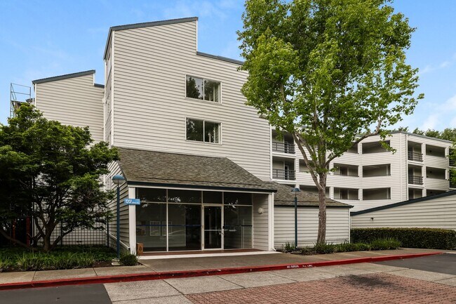 Foto del edificio - 2 Bedroom Condo in Highly Desirable Richmond Marina Bay!