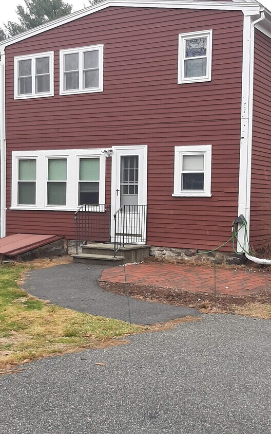 Private entrance - 98 Forge Village Rd