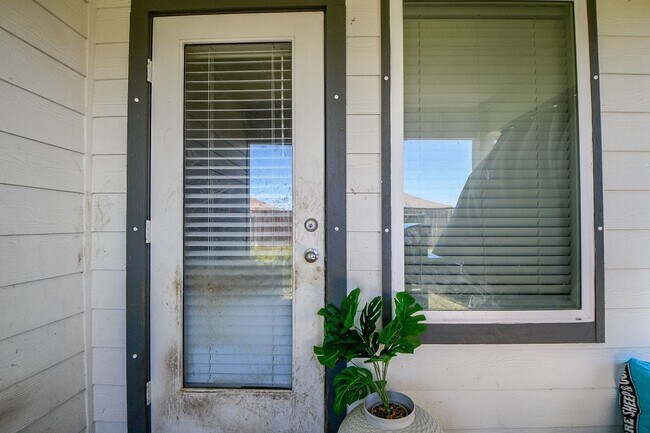 Foto del edificio - 8134 Sugar Cane Ln