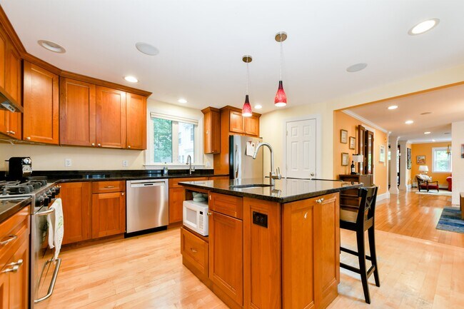 Building Photo - 36 Burroughs St