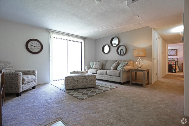 2BR, 2BA - 870 SF - Taravue Park Apartments