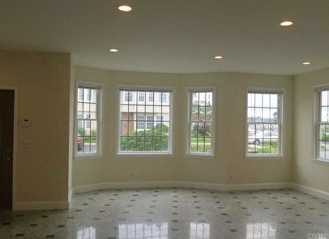 Foto del edificio - 7811 Shore Rd