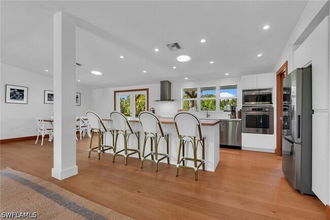 Foto del edificio - 828 Sanctuary Rd W