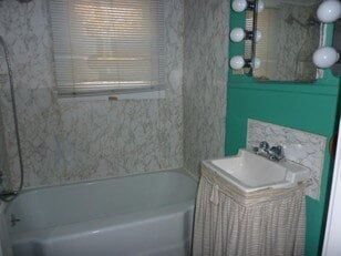 Building Photo - Charming 1 bedroom on 2nd floor of 2 famil...