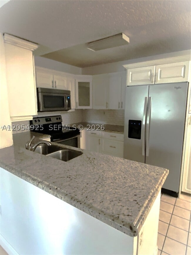 Building Photo - 208 Palm Cir W