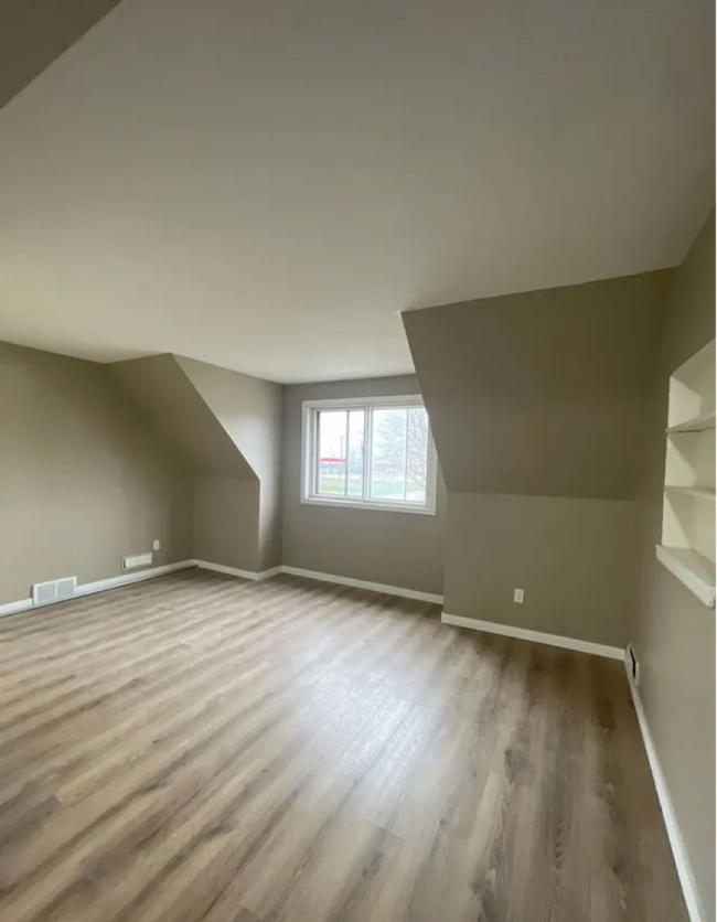 Foto del edificio - 5857-5859 N 93rd