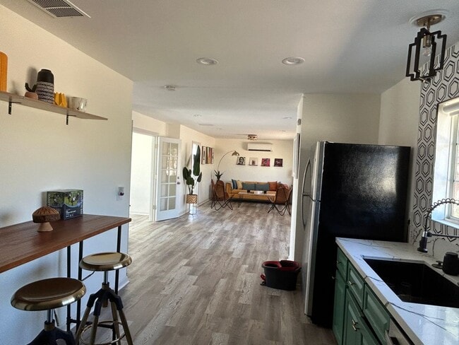 Building Photo - 2 bed 1 bath home + bonus room near Joshua...